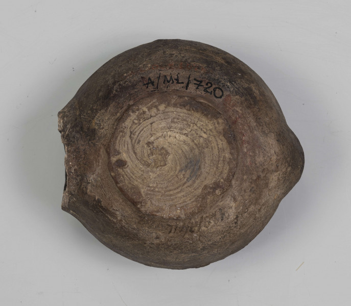 720/A/ML/1 - Lampka oliwna z utłuczonym uszkiem i dziubkiem na płomień; ostro profilowana z dużym otworem do wlewania oliwy zakończonym niewielką cylindryczną szyjką; dno lekko wklęsłe, wyodrębnione niewielka stopką; lampka tzw. a szuf - palona na tłuszcz zwierzęcy - Fibellampen; popularny typ całego świata antycznego
wymiary dodatkowe: 3,7 cm (śr. dna)