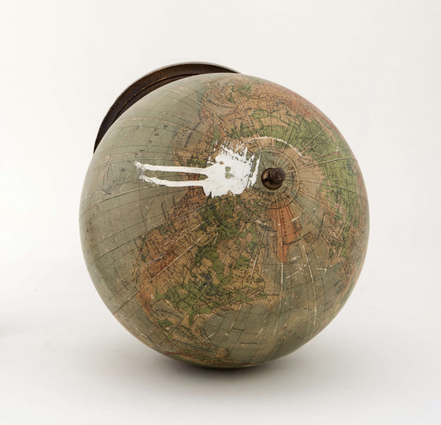 Kula tekturowa, oklejona mapą złożoną z 18 segmentów (każdy po 20 stopni) i 2 kół, postument drewniany, toczony, południka brak, ramię druciane, model 
