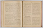 ML/H/650 - Okładka twarda, obklejona czerwonym płótnem, z wytłoczonym na złoto tytułem i ozdobami. Po lewej stronie popiersie kobiety bokiem, z wyciągniętą ręką trzymającą pędzel, poniżej kwiaty. W lewej części autor i tytuł, poniżej ozdobnik roślinny. Strona tytułowa przedstawia dwóch mężczyzn pochylonych nad mapą, w tle pejzaż wiejski z zamkiem na wzgórzu. Tytuł atlasu w wydzielonym, prostokątnym polu. Następna strona zawiera skorowidz i obiaśnienie znaków. Pierwsza z map to Mapa Ogólna Królestwa Polskiego z podziałem na gubernie i powiaty, następne to mapy powiatów. Na każdej stronie z mapą znajduja sie barwne grafiki z przedstawieniem zabytkowych budowli, typów ludowych, ruin, pejzaży. Do Atlasu dołączona luzem Mapa Guberni Lubelskiej, granice powiatu i wypełnienie błekitne.