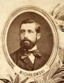 Fotografie w odcieniu sepii umieszczone na tle drzew i roślin, w centralnym miejscu postać kobiety ze sztandarem i aniołkami, wkomponowane widoki budowanej stacji, mostu kolejowego i lokomotywy. Największe zdjęcie w górnej, środkowej części bez podpisu, prawdopodobnie inż. głównej kolei nadwiślańskiej Tadeusz Chrzanowski lub jego następca Walery Titkow. Wśród podobizn pracownicy Biura Głównego Inżyniera: inż. Włodzimierz Stanisławski - pomocnik głównego inżyniera; inż. Feliks Kucharzewski -  pomocnik naczelnika biura; Feliks Kamocki - naczelnik kancelarii; Witold Lanci - naczelnik Wydz. Architektury; dr Wacław Lasocki- służba zdrowia; Władysław Radwan - sprawy zakupu gruntów; inż. Stanisław hr Scipio - projektant mostów kolejowych i jego współpracownicy: inż. Stefan Zieliński, inż. Maurycy Machalski, inż. Feliks Kucharzewski. Fotografia w passe - partout, za szkłem, oprawiona w drewnianą, profilowaną ramę.