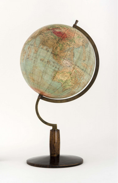 Kula tekturowa oklejona 18 segmentami mapy (po 20 stopni każdy) i 2 koła, postument drewniany toczony z metalowym ramieniem podtrzymującym kulę, południk metalowy 180-stopniowy, ruchomy, skalowany jednostronnie co 1 stopień. Model 