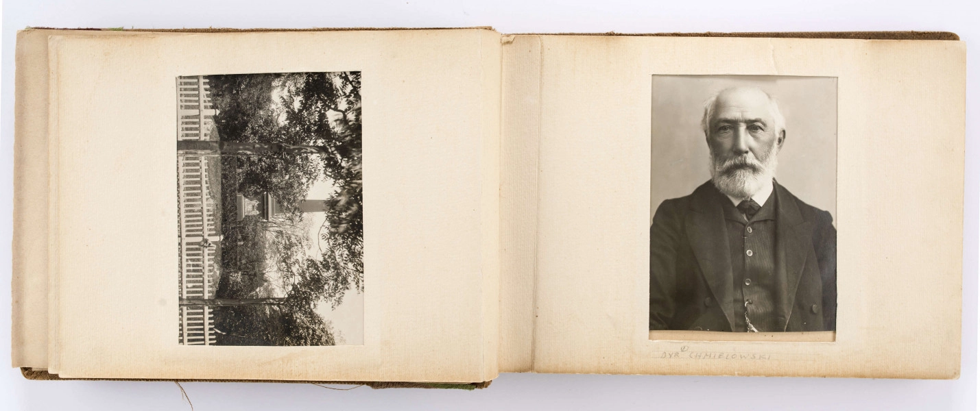 Album pamiątkowy maturzystów Gimnazjum im. Stanisława Staszica w Lublinie z 1915 r. Oprawiony w twardą płócienną oprawę. Na okładce ułożony ukośnie pas brązowo-zielonej tkaniny. W l. g. rogu wytłoczona data „1915”. Wewnątrz 12 usztywnionych kart. Dwustronnie zamieszczone w wyciętych passepartout fotografie. Na pierwszych 5 stronach w okienkach (9,5 x 13,5 cm) wsunięte czarnobiałe fotografie: widok ogólny Lublina, panorama Starego Miasta, Brama Krakowska, pomnik Unii Lubelskiej oraz portret dyrektora Gracjana Chmielewskiego. Na kolejnych kartach rozmieszczone po dwa lekko przechylone okienka (8,2 x 6,1 cm). W nie wsunięte portrety nauczycieli oraz maturzystów. Niektóre wizerunki podpisane ołówkiem. Na końcu podkolorowana pocztówka z gmachem Szkoły Staszica przy ul. Bernardyńskiej 12. 
Wśród rozpoznanych osób: 
a) z grona pedagogicznego: Badyoczek Ignacy; Borkowski Julian, Franczowski (imię nieznane), Gawryłowski (imię nieznane), Grafczyński Tadeusz, ks. Gostyński Kazimierz, Le Brun René Le Brun, Mordeljew (imię nieznane), Remiszewski Antoni, Rumel Cezary, Skawiński (imię nieznane), Wejss Aleksander (?), Wiercieński Krystyn
b) z absolwentów: Biczyński Jan, Boski Jerzy, Brzozowski (imię nieznane), Danowski (imię nieznane), Gajewski Włodzimierz, Grabowski vel Szczerba Aleksander, Knolko (imię nieznane), Kobiałko (imię nieznane), Lewiński (imię nieznane), Olszewski (imię nieznane), Phunhausco (imię nieznane), Pruski T., Pruski Włodzimierz, Waśniewski (imię nieznane), Wąsowski (imię nieznane), Wójtowicz Stanisław, Zaręba (imię nieznane) oraz dwie osoby niezidentyfikowane.

