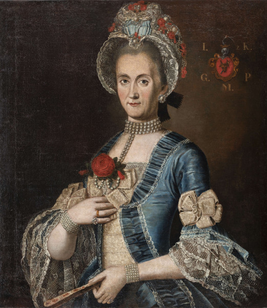 Portret Róży z Cieńskich Łosiowej. Postać w ujęciu do bioder, zwrócona w lewo, z twarzą skierowaną na patrzącego. Portretowana prawą rękę unosi dotykając kokardy na dekolcie, prezentując dwa pierścienie i bransoletę z sześciu sznurów pereł, w lewej, opuszczonej, ozdobionej podobną bransoletą, trzyma wachlarz. Ubrana jest w niebieską suknię z głębokim kwadratowym dekoltem. Suknia obszyta jest z przodu biało-popielatymi koronkami i ozdobiona na dekolcie koronkową kokardą i różą. Rękawy sukni zdobią również suto nawarstwiające się koronki oraz koronkowe kokardy. Na szyi cztery rzędy perłowego naszyjnika, opadającego dwoma rzędami pereł aż do róży przy dekolcie. Na głowie bogaty koronkowy czepiec, kornet,zbobiony kwiatami i biżuterią, w uszach kolczyki. Twarz szczupła, pociągła, włosy zaczesane gładko do góry. Brwi wyraźnie zarysowane, nos prosty, usta drobne, zaciśnięte w lekkim uśmiechu.  Tło ciemne, neutralne, z herbem Pomian (Cieńskich) w prawym górnym rogu. 