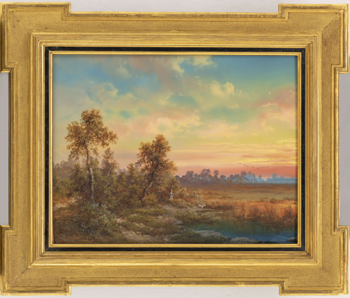 Pejzaż jesienny o ciepłych barwach ze sztafażem. Na pierwszym planie, po prawej niebieski staw, porośnięty sitowiem. Po lewej - wysokie drzewa z rozłożystymi koronami oraz krzewy. W środkowej części obrazu - sylwetka myśliwego z psem. W oddali - rozległy pejzaż z zarysem linii lasu na horyzoncie. Wyżej niebo, po prawej stronie lecący klucz kaczek. 