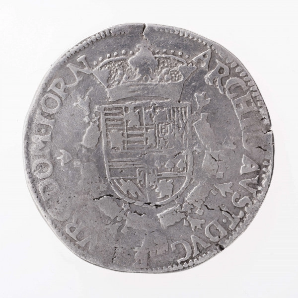 Aw. Ukoronowany krzyż kwiatowy ze zwieszającą się od niego odznaką orderu Złotego Runa, tutaj nieco zatartą. Po bokach splecione monogramy; AE. Legenda dookolna spięta u góry znakiem menniczym:
ALBERTVS.ET.EL[I]SA[B]ET.DEI.GRATIA

Rw. Ukoronowana, wielodzielna tarcza herbowa ujęta łańcuchem z odznaką z orderem Złotego Runa. Legenda dookolna rozdzielona na dole odznaką orderu Złotego Runa na górze koroną: 
ARCHID AVST.DVC – E[S? B]VRG DOM.TORN
