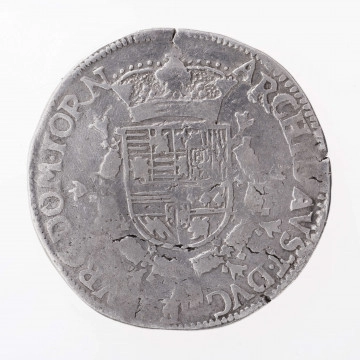 Aw. Ukoronowany krzyż kwiatowy ze zwieszającą się od niego odznaką orderu Złotego Runa, tutaj nieco zatartą. Po bokach splecione monogramy; AE. Legenda dookolna spięta u góry znakiem menniczym:
ALBERTVS.ET.EL[I]SA[B]ET.DEI.GRATIA

Rw. Ukoronowana, wielodzielna tarcza herbowa ujęta łańcuchem z odznaką z orderem Złotego Runa. Legenda dookolna rozdzielona na dole odznaką orderu Złotego Runa na górze koroną: 
ARCHID AVST.DVC – E[S? B]VRG DOM.TORN
