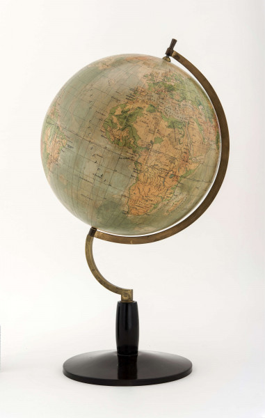 Mapa globusowa fizyczna 1:40 mln, litografia kolorowa; 18 segmentów szerokości 6 cm i 2 koła, bez południka, z ramieniem lanym, model 