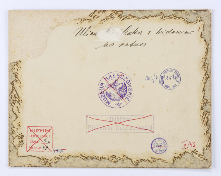 Widok z góry na ulicę Królewską z Nowym Ratuszem w głębi. Po obu stronach łagodnie skręcającej, brukowanej „kocim łbem”, ulicy pierzeje kamienic. Lewa strona w cieniu. Prawa oświetlona. Centralna kamienica z boniowaniem od frontu i balkonami z metalową balustradą. W tle, ponad dachami hełm Bramy Krakowskiej. Chodniki obsadzone drzewami. Widoczne sylwetki przechodniów. Na ulicy wozy i bryczki jadące w kierunku Śródmieścia. W głębi budynek Nowego Ratusza (Magistratu) zamykającego perspektywę ulicy. Front częściowo przysłonięty drzewami. Po lewej wieża Kościoła pw. Św. Ducha.

Fotografia sepiowana, naklejona na tekturę, otoczona ozdobną ramką w kolorze złotym w formie przecinających się na rogach listew. W l. d. rogu nazwisko autora fotografii, w p. d. nazwa miasta. Na rewersie odbitki pieczęci tuszowych Muzeum Nałęczowskiego (okrągła, w kolorze fioletowym) oraz Biblioteki Nałęczowskiej (podłużna, w kolorze fioletowym). U góry odręczny napis informacyjny czarnym tuszem.
