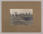 ML/H/F/26/3 - Fotografia grupowa kierowników robót fortyfikacyjnych, stojących na moście, bez podpisów. Naklejona na brązową tekturę z wytłoczoną ramką. W prawym dolnym rogu pieczęć zakładu fotograficznego S. Zawadzkiego z Lublina. 