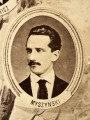 Fotografie w odcieniu sepii umieszczone na tle drzew i roślin, w centralnym miejscu postać kobiety ze sztandarem i aniołkami, wkomponowane widoki budowanej stacji, mostu kolejowego i lokomotywy. Największe zdjęcie w górnej, środkowej części bez podpisu, prawdopodobnie inż. głównej kolei nadwiślańskiej Tadeusz Chrzanowski lub jego następca Walery Titkow. Wśród podobizn pracownicy Biura Głównego Inżyniera: inż. Włodzimierz Stanisławski - pomocnik głównego inżyniera; inż. Feliks Kucharzewski -  pomocnik naczelnika biura; Feliks Kamocki - naczelnik kancelarii; Witold Lanci - naczelnik Wydz. Architektury; dr Wacław Lasocki- służba zdrowia; Władysław Radwan - sprawy zakupu gruntów; inż. Stanisław hr Scipio - projektant mostów kolejowych i jego współpracownicy: inż. Stefan Zieliński, inż. Maurycy Machalski, inż. Feliks Kucharzewski. Fotografia w passe - partout, za szkłem, oprawiona w drewnianą, profilowaną ramę.