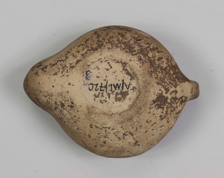 720/A/ML/3 - Uszko dtłuczone; dość duży otwór do wlewania oliwy w niewielkim zagłebieniu; dość duży owtór na płomień; lampka zdobiona w górnej partii wypukłymi granulkami układającymi się w dookolne rzędy