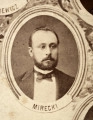 Fotografie w odcieniu sepii umieszczone na tle drzew i roślin, w centralnym miejscu postać kobiety ze sztandarem i aniołkami, wkomponowane widoki budowanej stacji, mostu kolejowego i lokomotywy. Największe zdjęcie w górnej, środkowej części bez podpisu, prawdopodobnie inż. głównej kolei nadwiślańskiej Tadeusz Chrzanowski lub jego następca Walery Titkow. Wśród podobizn pracownicy Biura Głównego Inżyniera: inż. Włodzimierz Stanisławski - pomocnik głównego inżyniera; inż. Feliks Kucharzewski -  pomocnik naczelnika biura; Feliks Kamocki - naczelnik kancelarii; Witold Lanci - naczelnik Wydz. Architektury; dr Wacław Lasocki- służba zdrowia; Władysław Radwan - sprawy zakupu gruntów; inż. Stanisław hr Scipio - projektant mostów kolejowych i jego współpracownicy: inż. Stefan Zieliński, inż. Maurycy Machalski, inż. Feliks Kucharzewski. Fotografia w passe - partout, za szkłem, oprawiona w drewnianą, profilowaną ramę.