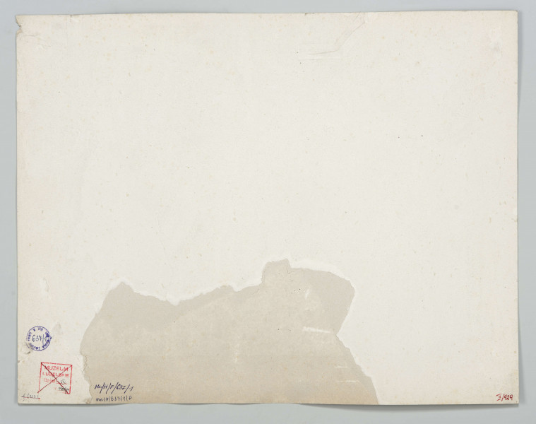 Budynki warsztatów kolejowych, parterowe, nakryte dachem dwuspadowym. Na placu przed budynkami złożone materiały budowlane: rury różnego przekroju, taczki, pomiędzy nimi kilku mężczyzn. W prawym dolnym rogu wóz. Przy budynku rusztowanie, w oddali komin. Fotografia o zaokrąglonych rogach, obrysowana dookoła cienką ramką, naklejona na tekturę, na brzegu tektury ramka. Powyżej i pod fotografią napisy po rosyjsku - z lewej i po polsku - z prawej strony. W dolnej części informacja o autorze zdjęcia po rosyjsku.