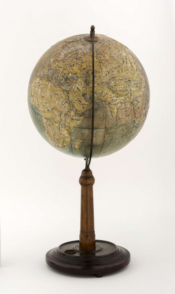 Jest to jeden z trzech znanych, zachowanych polskich globusów plastycznych z wypukłą orografią. Najważniejszym elementem i zarazem nowością jest przedstawienie rzeźby terenu w sposób plastyczny, próba przedstawienia trzeciego wymiaru.Tekturowa kula, wypukłości wykonane z masy gipsowej lub papierowej, południk metalowy, postument stosunkowo wysoki, drewniany. Rzeźbę plastyczną otrzymały góry i wielkie płaskowyże oraz wyżyny. Obszary te zostały ponadto wyróżnione odmiennym kolorem i barwnym podcieniowaniem rzeźby. Na kontynentach przedstawiono bagna (szrafurą), depresje na zielono, treść uzupełnia sieć hydrograficzna i stolice państw. Na oceanach, w kolorze niebieskim: głębokość mórz i oceanów dodatkowo przedstawiono liniami batymetrycznymi (1000, 2000, 3000, 4000, 5000 m), głębie oznaczono liczbami. Zostały oznaczone rowy tektoniczne, skrajny zasięg kry pływającej i kry stłoczonej, prądy morskie (opisane tylko nazwami). Oznaczono również północną granicę uprawy zbóż i występowania drzew. 