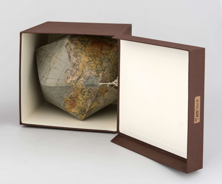 Mapa została podzielona na 20 trójkątów; po odpowiednim wycięciu i zagięciu został z niej sklejony globus. Mapa jest silnie zgeneralizowana. Na lądach na tle hipsometrycznego ukształtowania powierzchni, opartego na poziomicach: 0, 200, 1000, 2000, 4000, 6000 m n.p.m. oznaczono rzeki i jeziora, pasma górskie, pustynie, największe półwyspy oraz znaczną ilość miast. Co rzadkie, dla Grenlandii i Antarktydy również zastosowano metodę hipsometryczną i odpowiadające jej barwy. Na wodach izobaty: 200, 2000, 4000, 7000 m - odcienie koloru niebieskiego obrazują ukształtowanie powierzchni dna morskiego. Na tym tle zaznaczono oceany, największe morza, zatoki, cieśniny, wyspy. Sieć południków i równoleżników poprowadzono co 10 stopni. Równik pogrubiono. Linią przerywaną zaznaczono zwrotniki i koła podbiegunowe. Nakład: 33 300 egz.