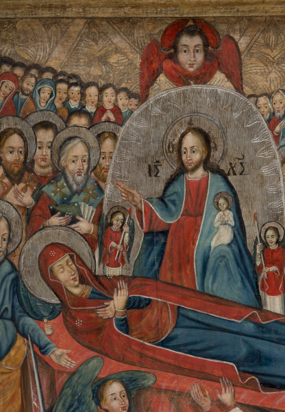 W centrum na łożu okrytym czerwoną tkaniną i przezroczystym materiałem, z głową wspartą na poduszce, leży Maryja. Ma zamknięte oczy, dłonie skrzyżowane na piersiach, ubrana jest w niebieską suknię i czerwony maforion z gwiazdkami na czole i ramionach; jej głowę otacza nimb. Za nią, w owalnej złotej mandorli zdobionej wyciskanym ornamentem przypominającym języki ognia, stoi Chrystus, opisany monogramem. Ponad mandorlą widnieje czerwonoskrzydły serafin. Chrystus spogląda na Maryję i prawą ręką ją błogosławi, a w lewej, poprzez połę płaszcza trzyma duszę Maryi ukazaną w postaci dziewczynki w białej sukience z niebieskim paskiem, z nimbem i ze złożonymi do modlitwy rękoma. Chrystus ubrany jest w czerwoną szatę spodnią i błękitny płaszcz, jego głowę otacza nimb. Towarzyszy mu dwóch aniołów, trzymających wysokie zapalone świece. Obaj ubrani są w białe szaty spodnie i czerwone tuniki, mają niebieskie skrzydła i nimby. 	
	Na pierwszym planie znajdują się postacie św. Michała Archanioła i Żyda Jefoniasza (nawiązujące do przekazów apokryficznych). Św. Michał Archanioł ubrany jest biało-złotą tunikę i pancerz z zębatymi wycięciami u dołu, w niebieskie spodnie i wysokie złotawe buty, w prawej dłoni trzyma miecz, w lewej pochwę miecza. Szczególnie ciekawy jest ubiór Jefoniasza, wyróżniający się realizmem i aktualizacją: Żyd ma na sobie czarną togę i biały talit katan (tradycyjna szata oznaczająca otoczenie Bożym światłem, znak Bożej opieki) z cicis – frędzlami na rogach. Prócz tego ma białe pończochy, czarne buty i charakterystyczny, nietypowy dla ubioru żydowskiego biret.
	Wokół Maryi zebrani są apostołowie, duchowni i tłumy wiernych. Przy jej głowie, ze świecą w prawej dłoni stoi siwowłosy św. Piotr, za nim inny apostoł ze świecą, trzymający lewą dłoń przy twarzy w geście rozpaczy. Po prawej stronie u stóp Maryi stoi apostoł ze świecą i księgą (św. P