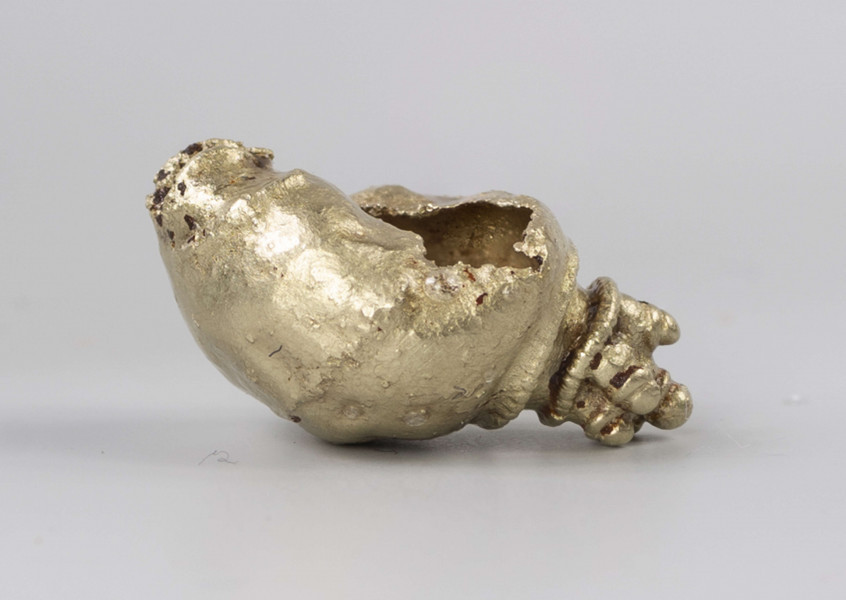 950/A/ML/1 - Złoty, importowany wisiorek kulisty zachowany częściowo.