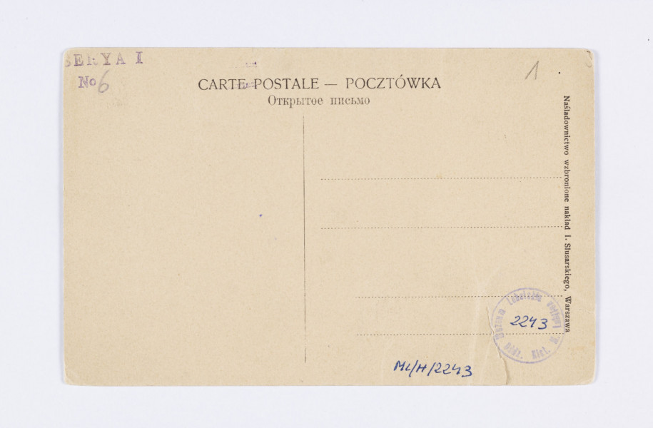ML/H/2243 - Pocztówka czarnobiała z widokiem na dziedziniec zamku lubelskiego z czasów funkcjonowania więzienia. Widoczna grupa więźniów (kobiet i mężczyzn) oraz służby więziennej. Część osób stoi. Niektórzy siedzą na ziemi. Po lewej stojące rzędem kobiety. Na pierwszym planie naczelnik (?) w długiej białej dwurzędowej kurtce od munduru z epoletami oraz czapką z daszkiem i znaczkiem na otoku. Prawa ręka wsunięta za rozpiętą kurtkę, lewa w kieszeni ciemnych spodni. Obok niego stoi  mężczyzna w czarnym płaszczu i kapeluszu z laską, oparty o latarnię zwieńczoną przeszklonym kloszem. Za postaciami widoczne zabudowania wzgórza zamkowego: dwukondygnacyjne skrzydło południowe z donżonem i Kaplicą Trójcy Świętej z balustradowym wejściem z poziomu dziedzińca oraz parterowy budynek zamykający dziedziniec od wschodu. Budowle otynkowane. Wieża z charakterystycznym boniowaniem. Na ścianach niższych budynków napisy w języku rosyjskim (m. in. kaplica prawosławna). Wzdłuż górnej krawędzi nadruk w kolorze czarnym z tytułem. 
Na rewersie czarna linatura. Wzdłuż górnej krawędzi drukiem nazwa karty pocztowej w językach francuskim, polskim i rosyjskim. W l.g. rogu odbitka stemplem w kolorze fioletowym w numerem serii wydawniczej. Wzdłuż prawej krawędzi drukiem w kolorze czarnym nazwa nakładcy. Brak śladu obiegu pocztowego.
