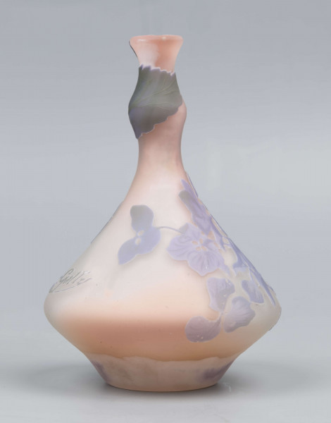 S/CS/1596/ML - Wazonik w formie tralki z brzuścem silnie rozszerzonym, dwustożkowym, z wąska szyją podwójnie przewężoną; ze szkła bezbarwnego, matowionego, barwionego nierównomiernie  na kolor pomarańczoworóżowy. Na powierzchni plastyczny wzór swobodnie rzuconej szarozielonej gałązki petunii z kwiatami w kolorze szrofioletowym.
 