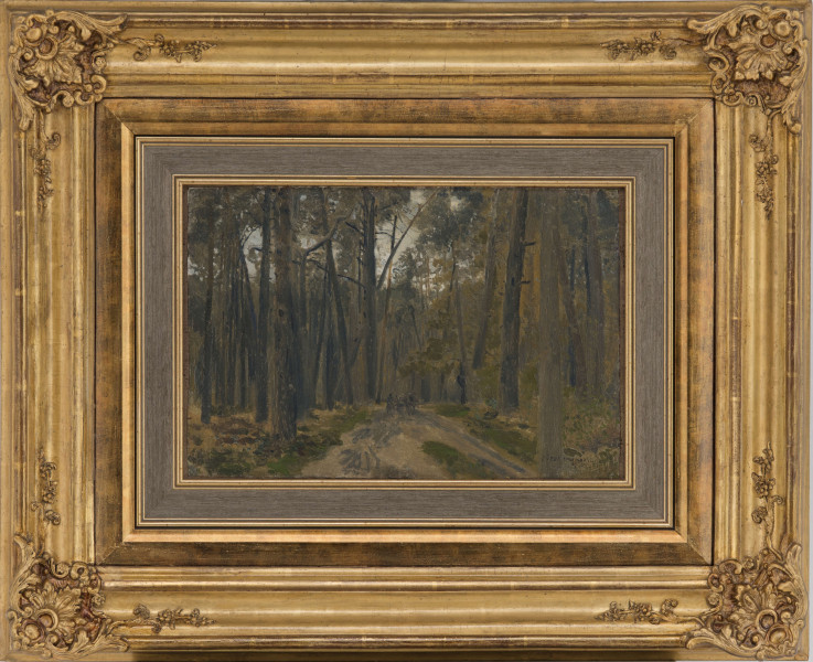 Krajobraz leśny ukazany w letni dzień. Pośrodku droga, gęsto obsadzona drzewami z grubymi pniami. Na drogą, w prześwicie widoczny fragment nieba. W oddali wóz z koniem i woźnicą. 