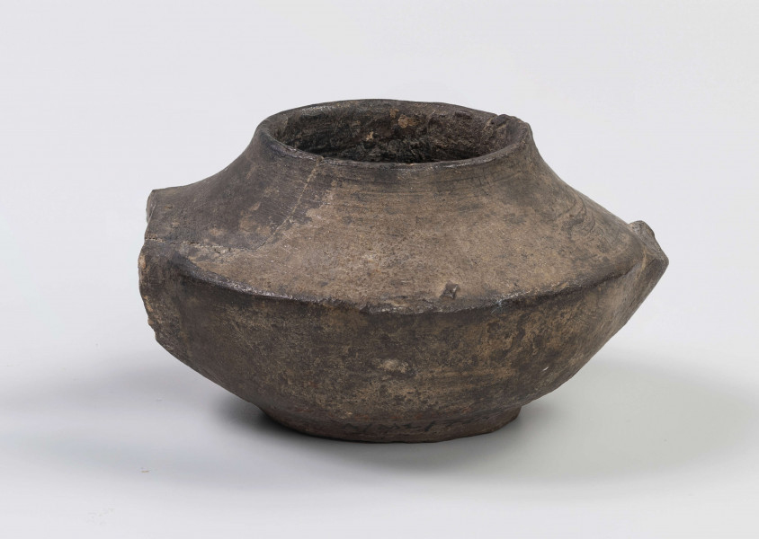 720/A/ML/1 - Lampka oliwna z utłuczonym uszkiem i dziubkiem na płomień; ostro profilowana z dużym otworem do wlewania oliwy zakończonym niewielką cylindryczną szyjką; dno lekko wklęsłe, wyodrębnione niewielka stopką; lampka tzw. a szuf - palona na tłuszcz zwierzęcy - Fibellampen; popularny typ całego świata antycznego
wymiary dodatkowe: 3,7 cm (śr. dna)