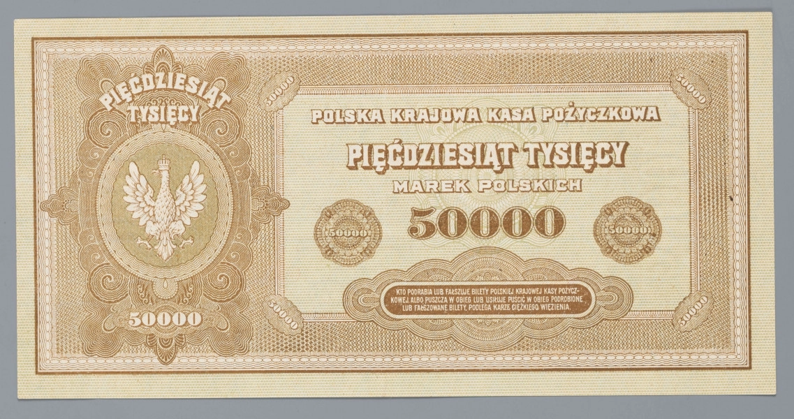 N/Bn/1658/ML - Aw. Tło z ozdobnej siatki z nadrukiem 50 000. W ramce, z lewej i prawej strony w giloszowych kolumnach w poziomie: MAREK / POLSKICH, w pionie 50000.  Centralnie u góry po łuku: POLSKA KRAJOWA KASA POŻYCZKOWA
Niżej w pionie oznaczenie nominału: 50000, a po bokach niebieską farbą powtórzona seria i numer banknotu: Y 9773057
Niżej na tle giloszowej banderoli czterowierszowa klauzula o odpowiedzialności państwa polskiego za wymianę niniejszego biletu na przyszłą walutę polską / WARSZAWA, DNIA 10. PAŹDZIERNIKA 1922 ROKU / DYREKCJA POLSKIEJ KRAJOWEJ KASY POŻYCZKOWEJ
Podpisy: Kazimierz Bigo, Witold Mokrzycki
Skarbnik Główny: Marian Karpus
Z prawej i lewej strony w czerwonych giloszowych kompozycjach, poziomo wartość: 50000, powtórzona słownie u dołu nad ramką.

Rw. W ramce z linii prostych, falistych i owalów z lewej kompozycja giloszowa z godłem państwowym, wyżej w łuku: PIĘĆDZIĘSIĄT / poziomo: TYSIĘCY / u dołu: 50000
Nieco z prawej w ramce: POLSKA KRAJOWA KASA POZYCZKOWA / PIĘĆDZIESIĄT TYSIĘCY / MAREK POLSKICH / 50000
Po bokach w giloszowych kompozycjach: 50000
Niżej, na tle giloszowej banderoli, trzywierszowa sankcja karna za podrabianie, fałszowanie i puszczanie do obiegu podrobionych lub fałszowanych biletów PKKP.
W rogach ramki w giloszowych owalach: 50000