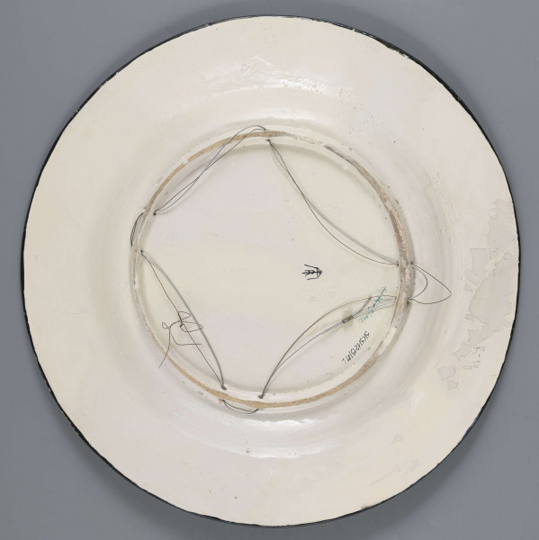 S/CS/1215/ML - Pólmisek pokrągły, gładki, szkliwiony, dekoracja malowana wielobarwnie. W lustrze malowane wielobarwnie popiersie portretowe Władysława IV zwróconego 3/4 w prawo. Wizerunek króla wzorowany na portrecie pedzla P.P. Rubesa; nad głową półkoliście biegnący napis majuskułą w kolorze czarnym: WŁADYSŁAW IV KROL POLSKI. Kołnierz pokryty stylizowanym fryzem liściasto-wolutowym w odcieniach cynobru, błękitu i zieleni na żółtym tle. Krawędź obwiedziona ciemnogranatowym konturem.
