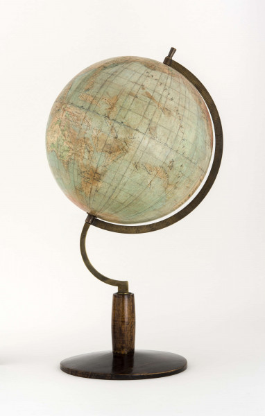 Kula tekturowa oklejona 18 segmentami mapy (po 20 stopni każdy) i 2 koła, postument drewniany toczony z metalowym ramieniem podtrzymującym kulę, południk metalowy 180-stopniowy, ruchomy, skalowany jednostronnie co 1 stopień. Model 