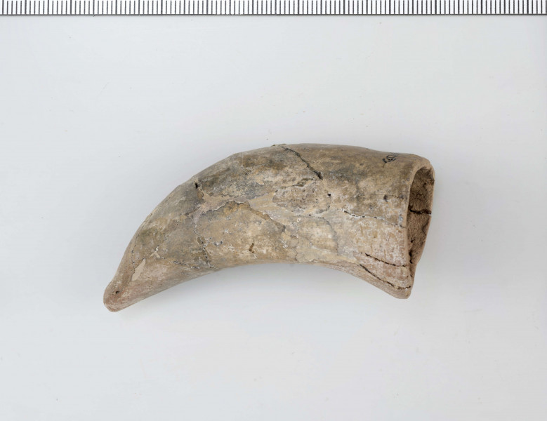 Rożek ceramiczny. Szpic zaokraglony, odchylony w stosunku do ścianek. Krawędź ścięta prosto. 