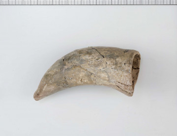 Rożek ceramiczny. Szpic zaokraglony, odchylony w stosunku do ścianek. Krawędź ścięta prosto. 