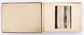 Album pamiątkowy maturzystów Gimnazjum im. Stanisława Staszica w Lublinie z 1915 r. Oprawiony w twardą płócienną oprawę. Na okładce ułożony ukośnie pas brązowo-zielonej tkaniny. W l. g. rogu wytłoczona data „1915”. Wewnątrz 12 usztywnionych kart. Dwustronnie zamieszczone w wyciętych passepartout fotografie. Na pierwszych 5 stronach w okienkach (9,5 x 13,5 cm) wsunięte czarnobiałe fotografie: widok ogólny Lublina, panorama Starego Miasta, Brama Krakowska, pomnik Unii Lubelskiej oraz portret dyrektora Gracjana Chmielewskiego. Na kolejnych kartach rozmieszczone po dwa lekko przechylone okienka (8,2 x 6,1 cm). W nie wsunięte portrety nauczycieli oraz maturzystów. Niektóre wizerunki podpisane ołówkiem. Na końcu podkolorowana pocztówka z gmachem Szkoły Staszica przy ul. Bernardyńskiej 12. 
Wśród rozpoznanych osób: 
a) z grona pedagogicznego: Badyoczek Ignacy; Borkowski Julian, Franczowski (imię nieznane), Gawryłowski (imię nieznane), Grafczyński Tadeusz, ks. Gostyński Kazimierz, Le Brun René Le Brun, Mordeljew (imię nieznane), Remiszewski Antoni, Rumel Cezary, Skawiński (imię nieznane), Wejss Aleksander (?), Wiercieński Krystyn
b) z absolwentów: Biczyński Jan, Boski Jerzy, Brzozowski (imię nieznane), Danowski (imię nieznane), Gajewski Włodzimierz, Grabowski vel Szczerba Aleksander, Knolko (imię nieznane), Kobiałko (imię nieznane), Lewiński (imię nieznane), Olszewski (imię nieznane), Phunhausco (imię nieznane), Pruski T., Pruski Włodzimierz, Waśniewski (imię nieznane), Wąsowski (imię nieznane), Wójtowicz Stanisław, Zaręba (imię nieznane) oraz dwie osoby niezidentyfikowane.
