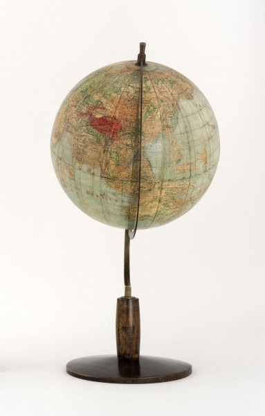 Kula tekturowa oklejona 18 segmentami mapy (po 20 stopni każdy) i 2 koła, postument drewniany toczony z metalowym ramieniem podtrzymującym kulę, południk metalowy 180-stopniowy, ruchomy, skalowany jednostronnie co 1 stopień. Model 