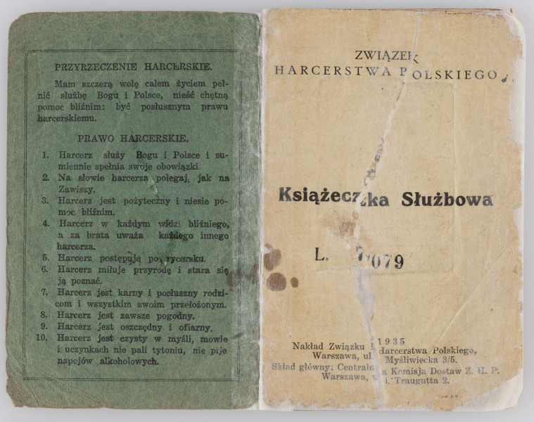ML/MART/508 - Książeczka służbowa Związku Harcerstwa Polskiego z odnotowanymi sprawnościami i historią służby harcerza Stefana Władysława Maksymowicza, do ksiązeczki wklejona czarno-biała fotografia. Kksiążeczka ma 22 ponumerowane strony.