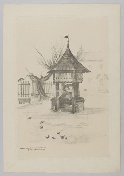 S/G/31/ML - Widok studni usytuowanej na placu przed kościołem. Usytuowana w centrum kompozycji, złożona z niskiej, okrągłej cembrowiny i stożkowatego, krytego gontem dachu zwieńczonego chorągiewką. Pod dachem pas desek z ozdobną dekoracją. Po lewej fragment ogrodzenia, w głębi z prawej zarysy elewacji kościoła z półkoliście zamkniętym portalem.