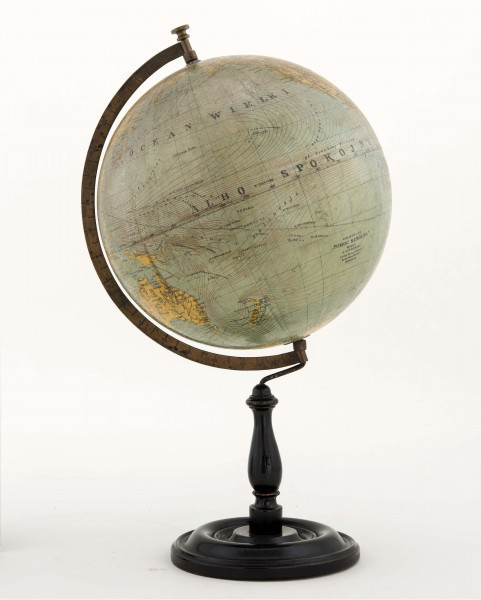 Globus bez tytułu, roku wydania i granic politycznych. Mapa litografia kolorowa; 12 segmentów i 2 koła. Treść kartograficzna nie jest bogata. Podstawowa sieć wodna i linia brzegowa kontynetów zaznaczone kolorem niebieskim. Największe góry przedstawiono za pomocą metody kreskowej (w postaci 