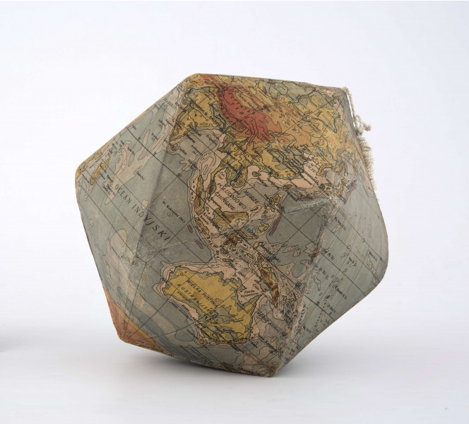 Mapa została podzielona na 20 trójkątów; po odpowiednim wycięciu i zagięciu został z niej sklejony globus. Mapa jest silnie zgeneralizowana. Na lądach na tle hipsometrycznego ukształtowania powierzchni, opartego na poziomicach: 0, 200, 1000, 2000, 4000, 6000 m n.p.m. oznaczono rzeki i jeziora, pasma górskie, pustynie, największe półwyspy oraz znaczną ilość miast. Co rzadkie, dla Grenlandii i Antarktydy również zastosowano metodę hipsometryczną i odpowiadające jej barwy. Na wodach izobaty: 200, 2000, 4000, 7000 m - odcienie koloru niebieskiego obrazują ukształtowanie powierzchni dna morskiego. Na tym tle zaznaczono oceany, największe morza, zatoki, cieśniny, wyspy. Sieć południków i równoleżników poprowadzono co 10 stopni. Równik pogrubiono. Linią przerywaną zaznaczono zwrotniki i koła podbiegunowe. Nakład: 33 300 egz.