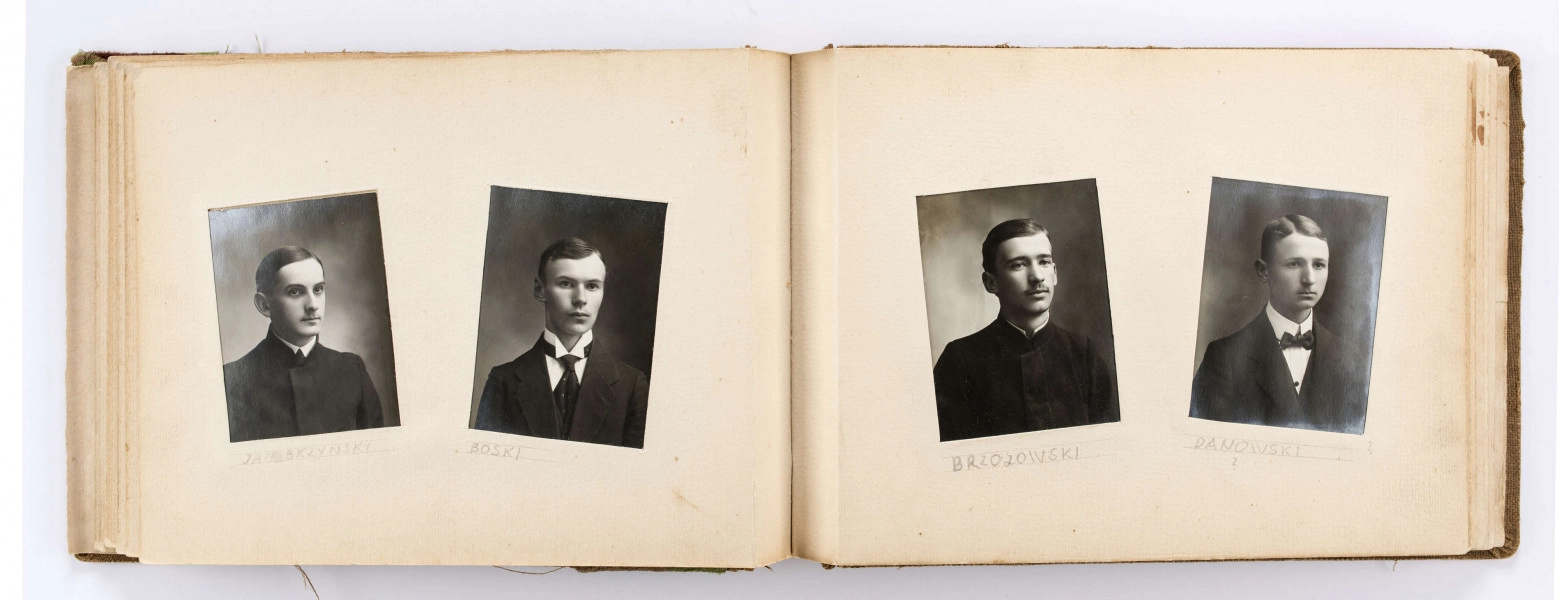 Album pamiątkowy maturzystów Gimnazjum im. Stanisława Staszica w Lublinie z 1915 r. Oprawiony w twardą płócienną oprawę. Na okładce ułożony ukośnie pas brązowo-zielonej tkaniny. W l. g. rogu wytłoczona data „1915”. Wewnątrz 12 usztywnionych kart. Dwustronnie zamieszczone w wyciętych passepartout fotografie. Na pierwszych 5 stronach w okienkach (9,5 x 13,5 cm) wsunięte czarnobiałe fotografie: widok ogólny Lublina, panorama Starego Miasta, Brama Krakowska, pomnik Unii Lubelskiej oraz portret dyrektora Gracjana Chmielewskiego. Na kolejnych kartach rozmieszczone po dwa lekko przechylone okienka (8,2 x 6,1 cm). W nie wsunięte portrety nauczycieli oraz maturzystów. Niektóre wizerunki podpisane ołówkiem. Na końcu podkolorowana pocztówka z gmachem Szkoły Staszica przy ul. Bernardyńskiej 12. 
Wśród rozpoznanych osób: 
a) z grona pedagogicznego: Badyoczek Ignacy; Borkowski Julian, Franczowski (imię nieznane), Gawryłowski (imię nieznane), Grafczyński Tadeusz, ks. Gostyński Kazimierz, Le Brun René Le Brun, Mordeljew (imię nieznane), Remiszewski Antoni, Rumel Cezary, Skawiński (imię nieznane), Wejss Aleksander (?), Wiercieński Krystyn
b) z absolwentów: Biczyński Jan, Boski Jerzy, Brzozowski (imię nieznane), Danowski (imię nieznane), Gajewski Włodzimierz, Grabowski vel Szczerba Aleksander, Knolko (imię nieznane), Kobiałko (imię nieznane), Lewiński (imię nieznane), Olszewski (imię nieznane), Phunhausco (imię nieznane), Pruski T., Pruski Włodzimierz, Waśniewski (imię nieznane), Wąsowski (imię nieznane), Wójtowicz Stanisław, Zaręba (imię nieznane) oraz dwie osoby niezidentyfikowane.
