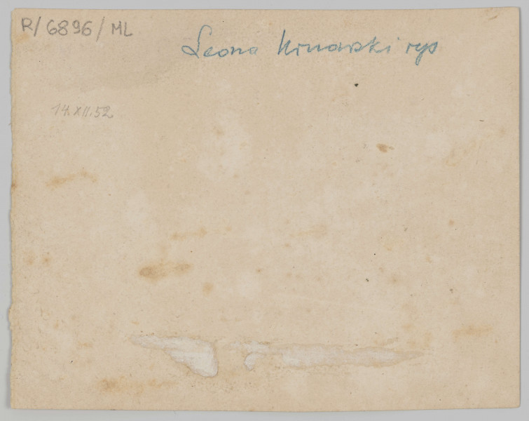 R/6896/ML - Perspektywiczny widok ul. Krakowskie Przedmieście w kierunku Bramy Krakowskiej. Sylwetka bramy w głębi na osi, dominuje nad resztą architektury. Wieża nakryta barokowym hełmem z latarnią, przed nią połowę niższe przedbramie zwieńczone trzema cylindrycznymi wieżyczkami i krenelażem, w przyziemiu półkolisty przejazd. Przy północnej (lewej) stronie ulicy mury wypalonego kościoła i klasztoru karmelitów bosych i fragment nawy bocznej przylegającego do nich kościoła św. Ducha. Przed spalonym kościołem długi ciąg kramów. Po południowej (prawej) stronie kilka kamienic Krakowskiego Przedmieścia. Przed bramą i na ulicy sylwetki przechodniów. Sciany budynków z linearnie zaznaczonymi podziałami i detalami architektonicznymi. Subtelnie wprowadzony kolor - zacienione płaszczyzny zaznaczone błękitną szarością, dachy przełamaną czerwienią. Ubrania przechodniów zaakcentowane intensywniejszymi plamami kolorów - żółcienią zielenią, czerwienią, niebieskim.

