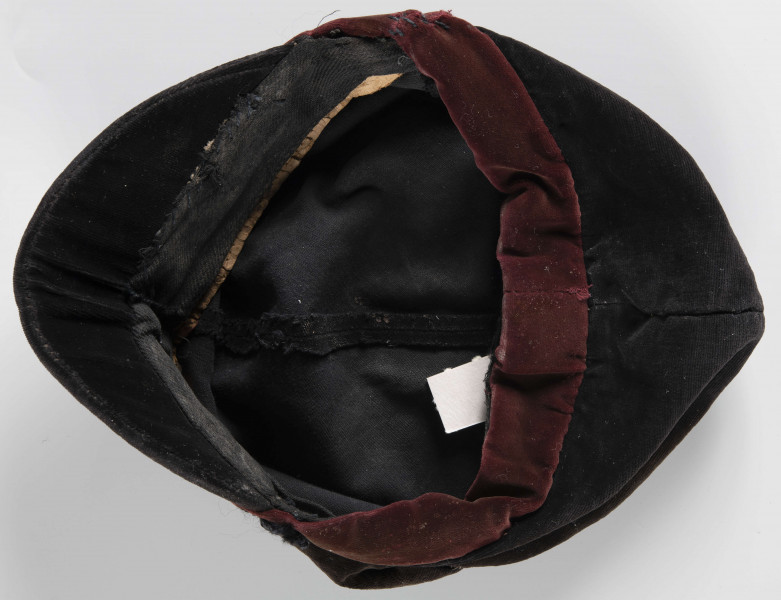 ML/MART/192 - Czapka szkolna Państwowego Gimnazjum Żeńskiego Heleny Czarnieckiej (rogatywka z daszkiem) w kolorze ciemnego brązu. Nad daszkiem ciemnobeżowy 