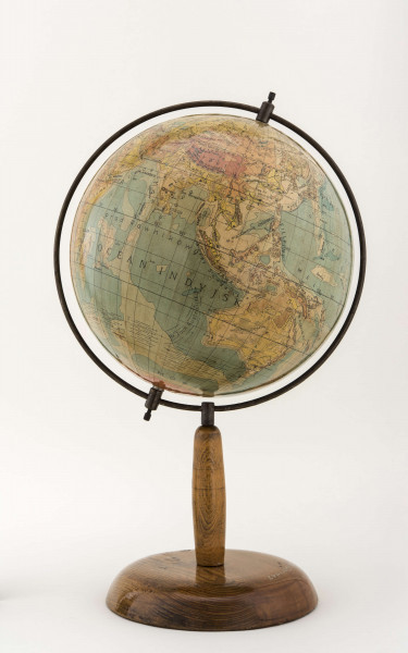 Pierwszy polski powojenny globus Ziemi. Kula tekturowa, globus wyposażony w 360 stopniowe koło południka, postument drewniany.
Mapa fizyczna w skali 1:40 mkn. W treści fizycznej różni się od globusów romerowskich głównie cięciem poziomic i kolorystyką. Dla rozgraniczenia nizin i wyżyn przyjęto poziomicę 200 m, a następnie 500, 1000, 2000, 4000 i 6000. Poziomice 4000 i 6000 oraz izobata 6000 m są właściwe tylko dla tego globusa. Najwyższe obszary kontynentów pokazują odcienie dwóch kolorów: żółtego (0-500 m) i różowego (1000-4000 m), toteż globus ma swoistą barwę o charakterystycznym odcieniu zieleni (właściwą tylko dla depresji). Treść globusa nie jest zbyt bogata, ogranicza się do największych rzek (w Polsce: Wisła i Odra), kanałów, jezior, obszarów bagiennych i pustynnych oraz stalic i - w zależnościn od wolnej przestrzeni - ważniejszych miast (w Polsce: Warszawa i Kraków). Nie ma granic politycznych. Na oceanach uwzględniono prądy morskie, oznaczone czarnymi liniami i nazwami.