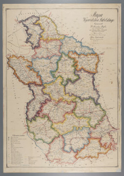 ML/H/739 - Mapa w języku polskim, kolorowa, tytuł i autorzy w lewym górnym rogu, objaśnienie znaków w prawym dolnym rogu. W obrysie województwa znajduje się 19 powiatów, granice każdego zaznaczono innym kolorem. Szczegółowe nazwy miejscowości naniesiono tylko w granicach województwa. Poza granicami  wypisane tylko niektóre miasta, nazwy sąsiadujących województw czarnym kolorem oraz powiatów czerwonym. Legenda w dwóch kolumnach w kolorze. Całość otoczona cienką, czarną ramką. 
Mapę opracował dr Stanisław Bryła i inż. Stefan Siła - Nowicki. Skala 1:3000000