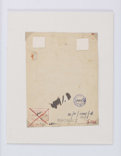 ML/H/565/2 - Powstańcy styczniowi zesłani na Syberię: Julian Kędrzycki z Podola, Mieczysław Bardecki z Żytomierskiego, hr Zygmunt Krasicki z Podola, Z. Rudnicki z Wołynia. Fotografia grupowa czterech mężczyzn w dojrzałym wieku. Dwie osoby stoją z rękoma wspartymi o drewniany cokół. Dwie siedzą z dłońmi opartymi o blat stolika. Postać siedząca po lewej w kożuchu z wykładanym futrzanym kołnierzem, czapką z okrągłym denkiem bez daszka, lewą dłonią wspartą o stół, z długą brodą i twarzą zwróconą w kierunku obiektywu. Postać stojąca po lewej w okularach, półdługich włosach zaczesanych na bok, z brodą przystrzyżoną w szpic, w ciemnych kamizelce i marynarce z wykładanymi kołnierzami. Postać siedząca po prawej z prawą dłonią wspartą o stół, lewą opartą o nogę założoną na kolano, z włosami zaczesanymi na bok i gęstą brodą, ubrana w kamizelkę i marynarkę z wykładanymi kołnierzami. Postać stojąca po prawej w jasnej marynarce ze stójką pod szyją, zarostem na policzkach i brodzie, włosami zaczesanymi do tyłu, twarz lekko bokiem. U dołu zdjęcia na wydłużonym białym polu nazwiska sfotografowanych. Zdjęcie z ubytkami na awersie, podklejone na tekturę.