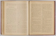 ML/H/650 - Okładka twarda, obklejona czerwonym płótnem, z wytłoczonym na złoto tytułem i ozdobami. Po lewej stronie popiersie kobiety bokiem, z wyciągniętą ręką trzymającą pędzel, poniżej kwiaty. W lewej części autor i tytuł, poniżej ozdobnik roślinny. Strona tytułowa przedstawia dwóch mężczyzn pochylonych nad mapą, w tle pejzaż wiejski z zamkiem na wzgórzu. Tytuł atlasu w wydzielonym, prostokątnym polu. Następna strona zawiera skorowidz i obiaśnienie znaków. Pierwsza z map to Mapa Ogólna Królestwa Polskiego z podziałem na gubernie i powiaty, następne to mapy powiatów. Na każdej stronie z mapą znajduja sie barwne grafiki z przedstawieniem zabytkowych budowli, typów ludowych, ruin, pejzaży. Do Atlasu dołączona luzem Mapa Guberni Lubelskiej, granice powiatu i wypełnienie błekitne.