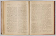 ML/H/650 - Okładka twarda, obklejona czerwonym płótnem, z wytłoczonym na złoto tytułem i ozdobami. Po lewej stronie popiersie kobiety bokiem, z wyciągniętą ręką trzymającą pędzel, poniżej kwiaty. W lewej części autor i tytuł, poniżej ozdobnik roślinny. Strona tytułowa przedstawia dwóch mężczyzn pochylonych nad mapą, w tle pejzaż wiejski z zamkiem na wzgórzu. Tytuł atlasu w wydzielonym, prostokątnym polu. Następna strona zawiera skorowidz i obiaśnienie znaków. Pierwsza z map to Mapa Ogólna Królestwa Polskiego z podziałem na gubernie i powiaty, następne to mapy powiatów. Na każdej stronie z mapą znajduja sie barwne grafiki z przedstawieniem zabytkowych budowli, typów ludowych, ruin, pejzaży. Do Atlasu dołączona luzem Mapa Guberni Lubelskiej, granice powiatu i wypełnienie błekitne.