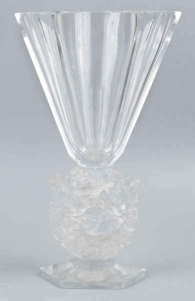 S/CS/1681/ML - Wazon w formie kielicha ze szkła bezbarwnego grubościennego; na sześciobocznej fasetowanej podstawie, trzon zdobiony plastycznie i matowiony w formie owalnego wieńca, wewnątrz którego siedzą dwa ptaszki - kolibry; czara koniczna fasetowana sześciobocznie z płaską krawędzią.
 