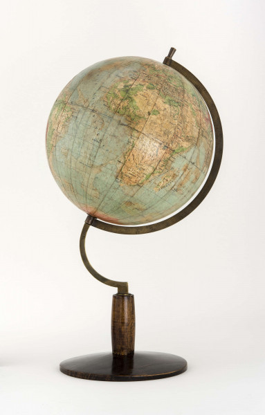 Kula tekturowa oklejona 18 segmentami mapy (po 20 stopni każdy) i 2 koła, postument drewniany toczony z metalowym ramieniem podtrzymującym kulę, południk metalowy 180-stopniowy, ruchomy, skalowany jednostronnie co 1 stopień. Model 