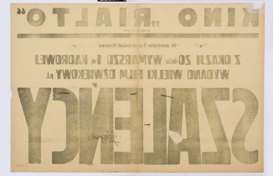 Na jasnym papierze w formacie prostokątnym druk zróżnicowanej wielkości czcionką. Afisz kina 