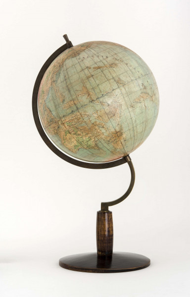 Kula tekturowa oklejona 18 segmentami mapy (po 20 stopni każdy) i 2 koła, postument drewniany toczony z metalowym ramieniem podtrzymującym kulę, południk metalowy 180-stopniowy, ruchomy, skalowany jednostronnie co 1 stopień. Model 