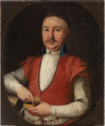 S/Mal/1179/ML Portret pana Chełmickiego. Postać w ujęciu do bioder, zwrócona w lewą stronę. Mężczyzna ubrany w biały żupan ze stojącym kołnierzem, ozdobionym spinką i czerwony kontusz z niebieskim, wysokim kołnierzem i niebiesko lamowanymi połami kontusza, układającymi się w wydłużony trójkąt. Kołnierzyk białej koszuli wyłożony jest na stójkę żupana, mankiety koszuli na brzeg jego rękawów. W pasie przewiązany pasem kontuszowym we wzór kwiatowy. W lewej ręce trzyma otwartą drewnianą tabakierkę, prawą, ozdobioną pierścieniem, sięga po tabakę. Twarz pełna, głowa podgolona, nos prosty, krótkie wąsy. Tło ciemne, neutralne z zarysowanym owalem.