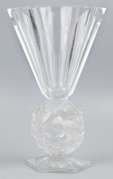 S/CS/1681/ML - Wazon w formie kielicha ze szkła bezbarwnego grubościennego; na sześciobocznej fasetowanej podstawie, trzon zdobiony plastycznie i matowiony w formie owalnego wieńca, wewnątrz którego siedzą dwa ptaszki - kolibry; czara koniczna fasetowana sześciobocznie z płaską krawędzią.
 